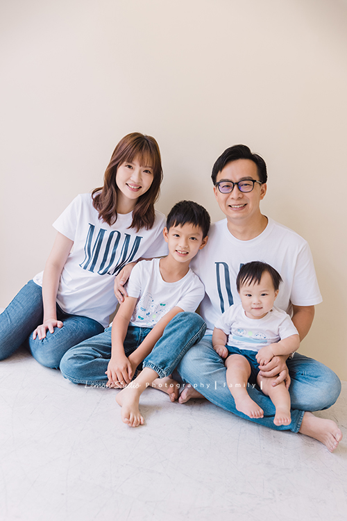 欣寧媽麻一家來拍家庭攝影及寶寶週歲照，這張是一家四口很自然的全家福！