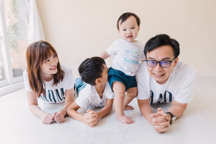 欣寧媽麻一家來拍家庭攝影及寶寶週歲照，這張全家人很自然的互動，弟弟好可愛啊！