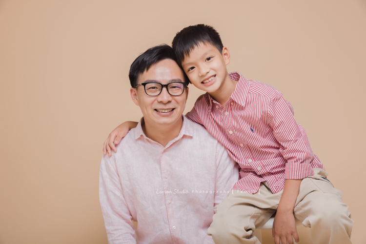 欣寧媽麻一家來拍家庭攝影及寶寶週歲照，這張是爸拔與哥哥的合照！