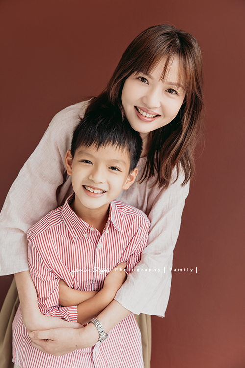 欣寧媽麻一家來拍家庭攝影及寶寶週歲照，這張是媽麻與哥哥！