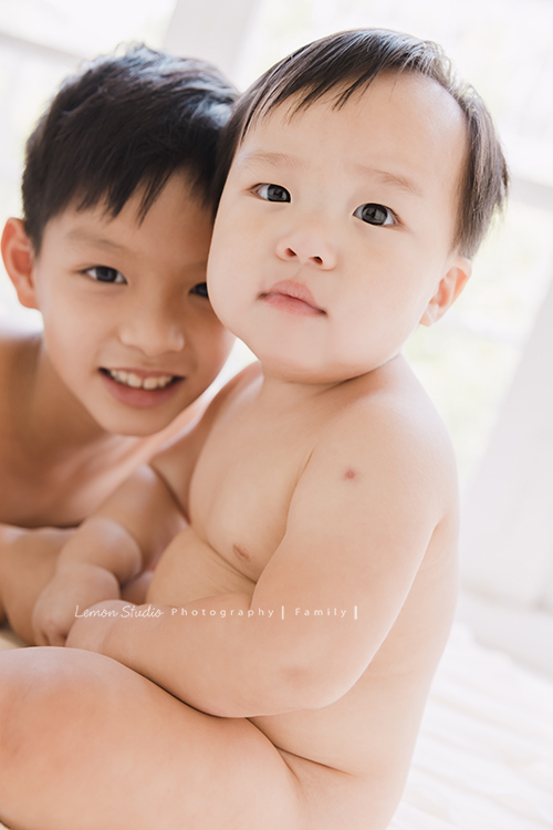 欣寧媽麻一家來拍家庭攝影及寶寶週歲照，這張是兄弟倆！