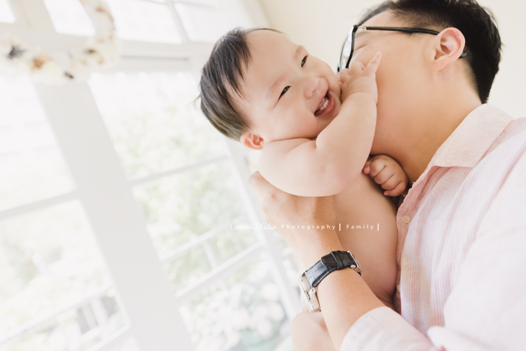 欣寧媽麻一家來拍家庭攝影及寶寶週歲照，這張爸拔跟弟弟玩得很開心！