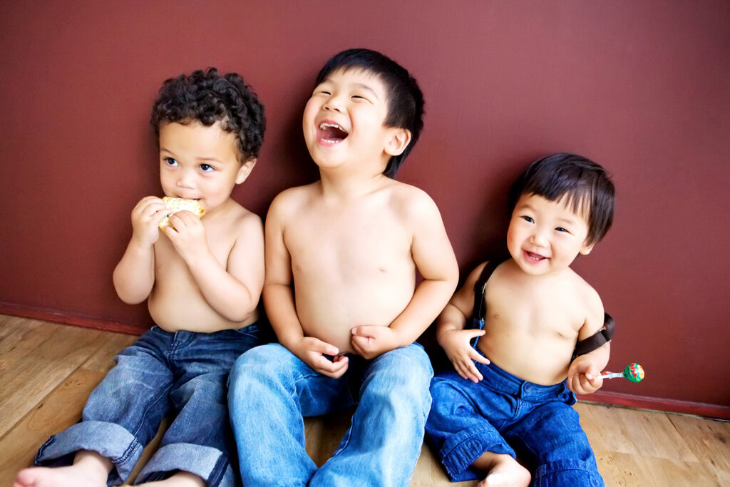 關於家庭攝影的服裝搭配＆元素，這張是三個男孩不穿上衣、只穿牛仔褲的相片！