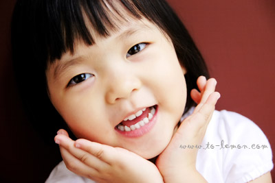 湲園＆世朋和爸拔媽麻一起來拍照，這張是可愛的湲園姊姊！