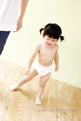 一歲半的霏霏和爸拔媽麻一起來拍照，這張是鬧彆扭的霏霏，好可愛的紀錄！