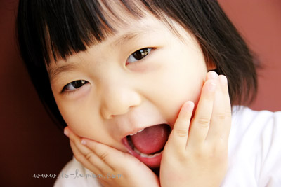 湲園＆世朋和爸拔媽麻一起來拍照，這張是湲園姊姊很逗趣的表情！