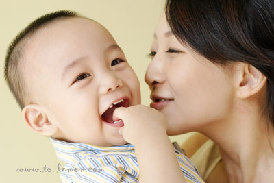 柏霖和爸拔媽麻一起來拍照，這張是柏霖和漂亮的媽麻的互動！