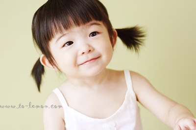 一歲半的霏霏和爸拔媽麻一起來拍照，這張是霏霏溫柔的獨照！