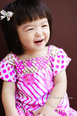 一歲半的霏霏和爸拔媽麻一起來拍照，這張是穿洋裝的霏霏的獨照！
