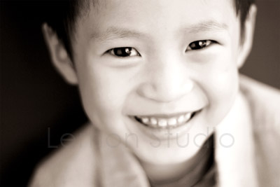 Dino & Yuan-Yuan一家來拍照,留下了許多美好的紀錄,這張是可愛的弟弟的特寫!