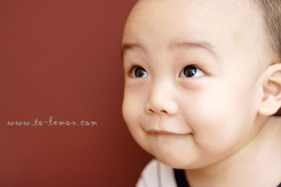 柏霖和爸拔媽麻一起來拍照，這張柏霖的表情超有趣！