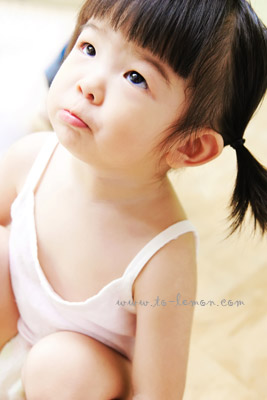 一歲半的霏霏和爸拔媽麻一起來拍照，這張是霏霏鬧完彆扭的可愛表情！