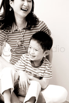 Dino & Yuan-Yuan一家來拍照,留下了許多美好的紀錄,這張是媽麻和弟弟的互動!