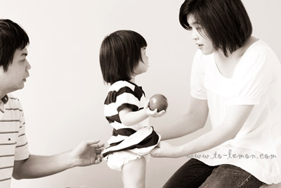 一歲半的霏霏和爸拔媽麻一起來拍照，這張是媽麻爸拔和霏霏的互動紀錄！