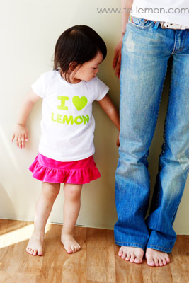 檸檬巷館LemonStudio關於攝影的一些想法,這張是一位小女兒穿著 I LOVE LEMON的T恤!