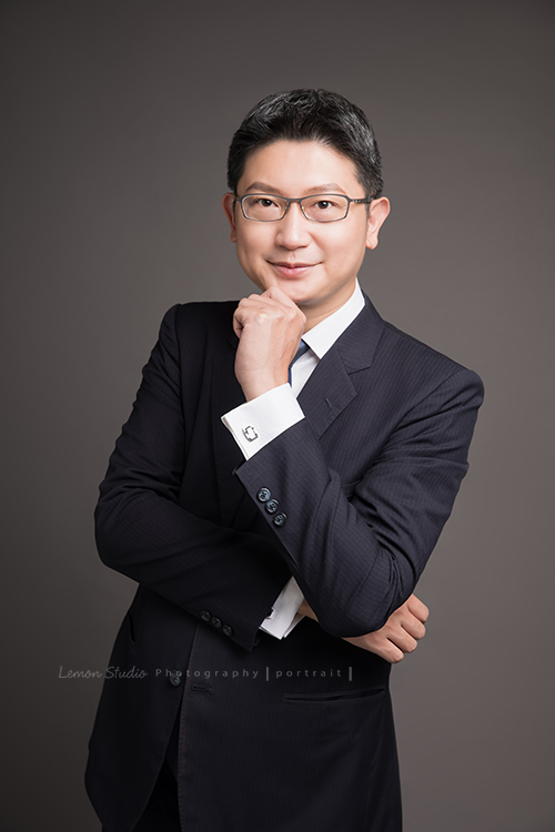 台灣最具經驗的政府補助輔導顧問，群創管理顧問有限公司執行長林振盛Kevin來拍形象照，這張的Kevin自信有專業感！