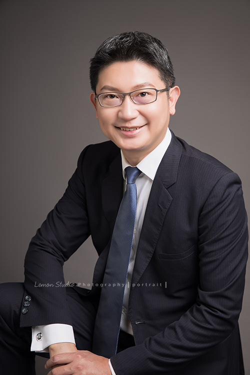 台灣最具經驗的政府補助輔導顧問，群創管理顧問有限公司執行長林振盛Kevin來拍形象照，這張的Kevin有穩重成熟的專業感！