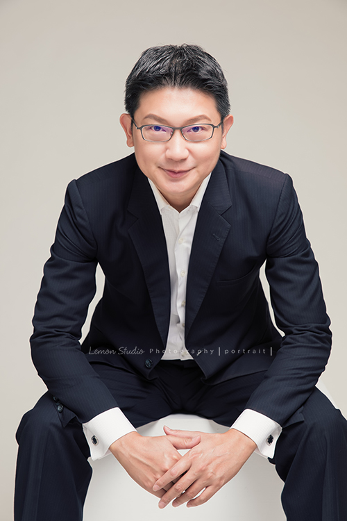 台灣最具經驗的政府補助輔導顧問，群創管理顧問有限公司執行長林振盛Kevin來拍形象照，這張的Kevin坐著拍有氣勢感的相片！