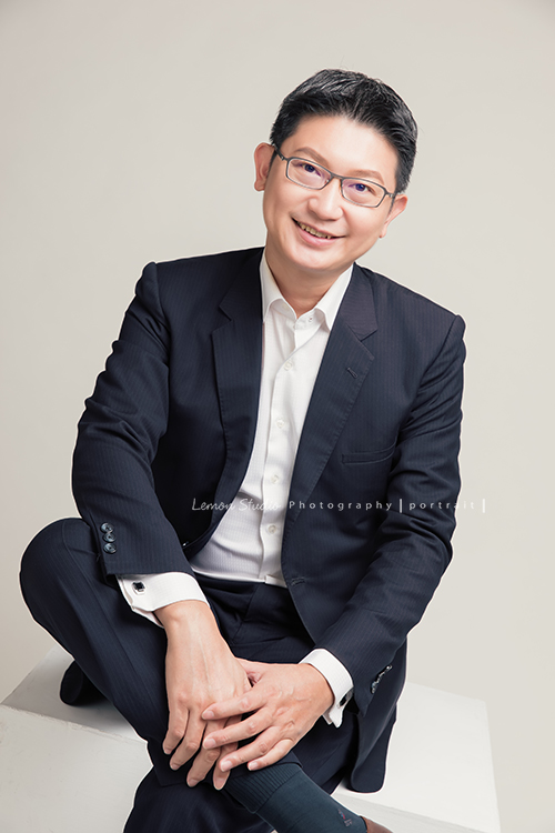 台灣最具經驗的政府補助輔導顧問，群創管理顧問有限公司執行長林振盛Kevin來拍形象照，這張的Kevin坐著拍照，但整體的相片感覺非常親切舒服！