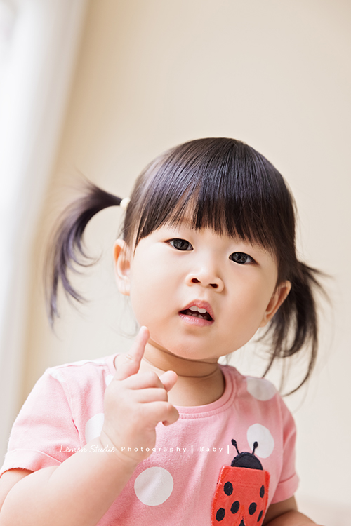 品希第二次來拍寶寶攝影，這張品希綁兩個馬尾穿上有瓢蟲的粉紅色上衣好可愛啊！