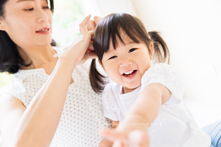 品希第二次來拍寶寶攝影，這張媽麻正在幫她綁頭髮！