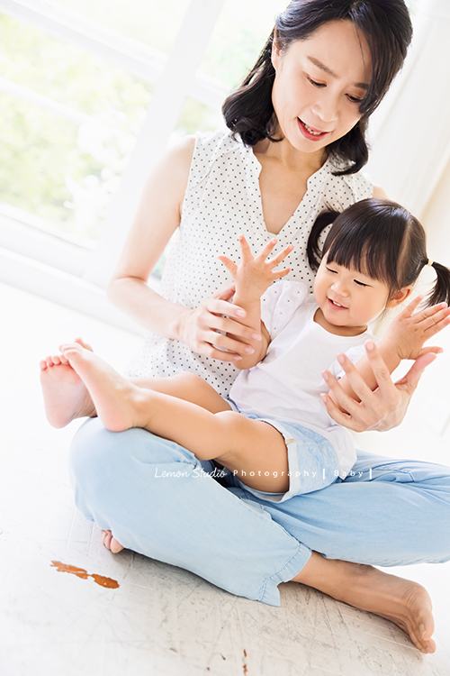 品希第二次來拍寶寶攝影，這張品希正在和媽麻玩！