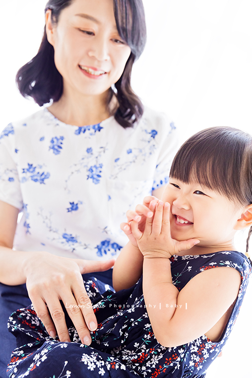 品希第二次來拍寶寶攝影，這張品希和媽麻穿母女裝！