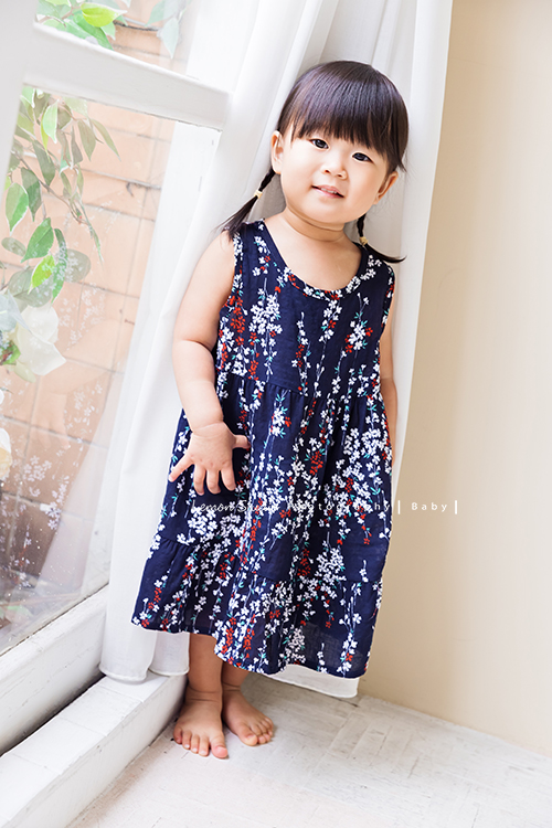 品希第二次來拍寶寶攝影，這張品希換上藍色碎花小洋裝，好優雅啊！