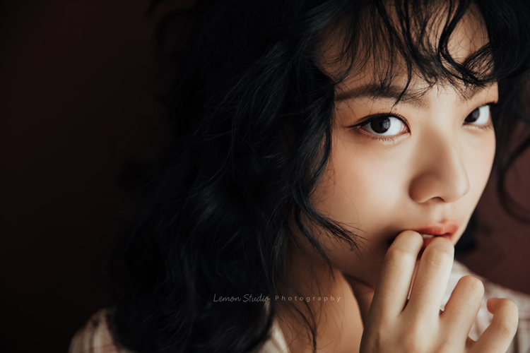 Coni媽麻一家睽違 13年來拍照，這張是姊姊輕咬手指的獨照，姊姊很有想法！