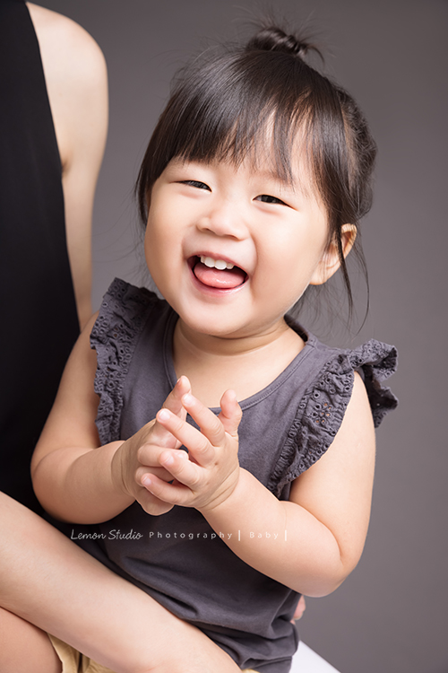 品希第二次來拍寶寶攝影，這張品希吐舌頭好俏皮！