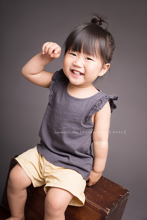 品希第二次來拍寶寶攝影，這張品希右手指向正在逗她的攝影師，活潑的品希！
