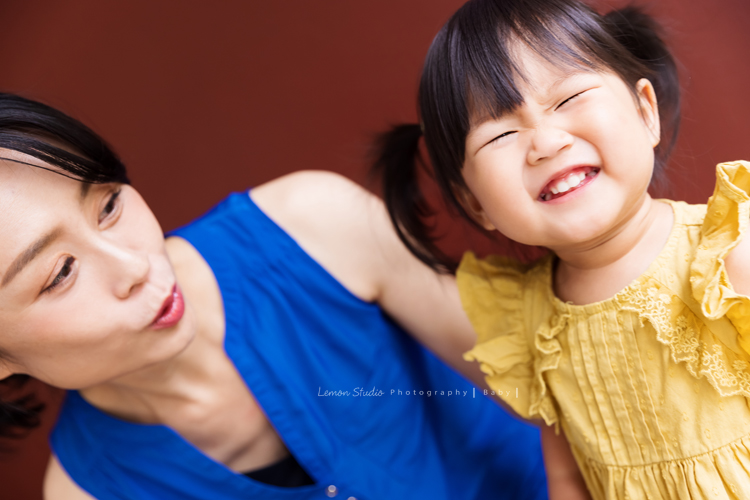 品希第二次來拍寶寶寫真照，這張是品希和媽麻的互動，好可愛的一瞬間！