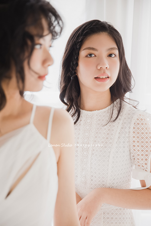 Coni媽麻一家睽違 13年來拍照，這張很像在拍廣告的姐妹倆相片！