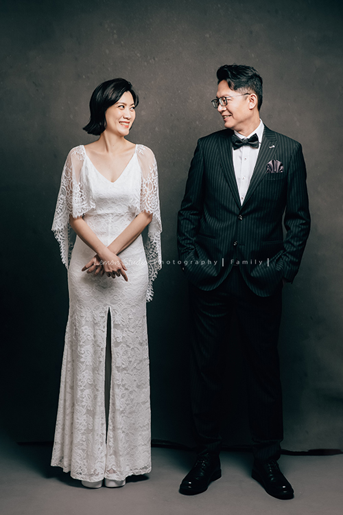 Coni媽麻一家睽違 13年來拍照，這張是爸拔與媽麻很復古味的一張經典相片！