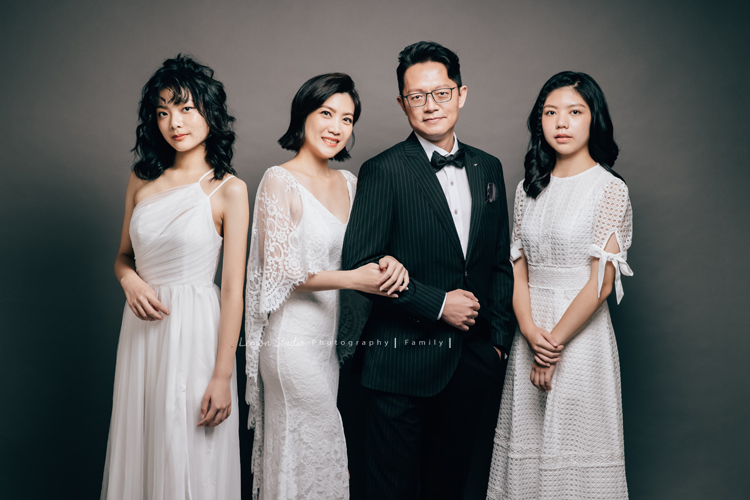 Coni媽麻一家睽違 13年來拍照，這張是一家四口的全家福！