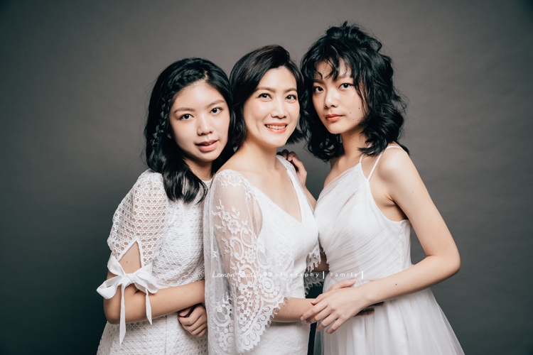 Coni媽麻一家睽違 13年來拍照，這張是媽麻及姐妹兩人的合照！