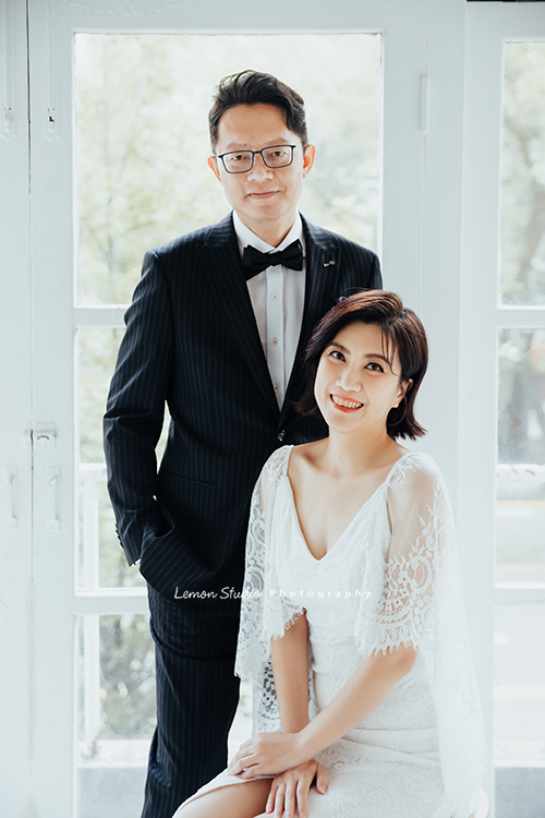 Coni媽麻一家睽違 13年來拍照，這張是爸拔媽麻穿小禮服在窗邊的美麗合照！