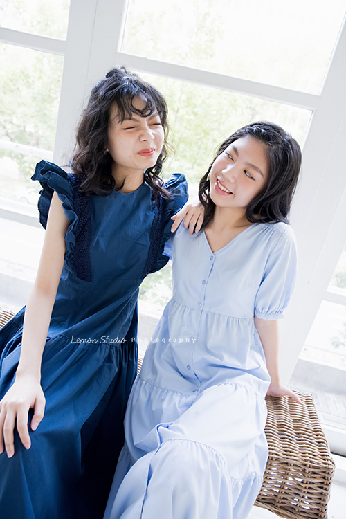 Coni媽麻一家睽違 13年來拍照，兩姐妹也有俏皮的一面！