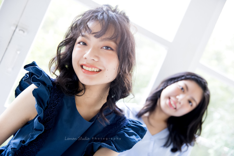 Coni媽麻一家睽違 13年來拍照，這張是姐妹倆很自然的合照！