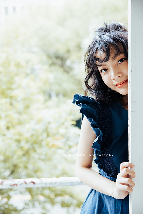 Coni媽麻一家睽違 13年來拍照，這張姊姊躲在欄杆後看著鏡頭！