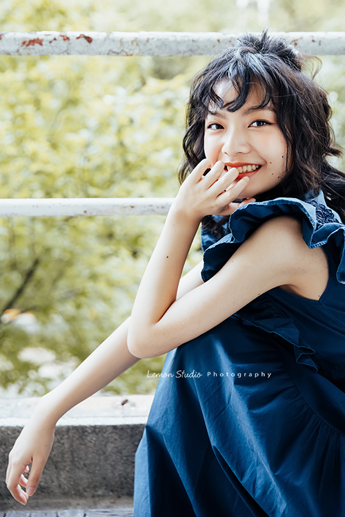 Coni媽麻一家睽違 13年來拍照，這張是姊姊穿藍色洋裝在欄杆旁的獨照！