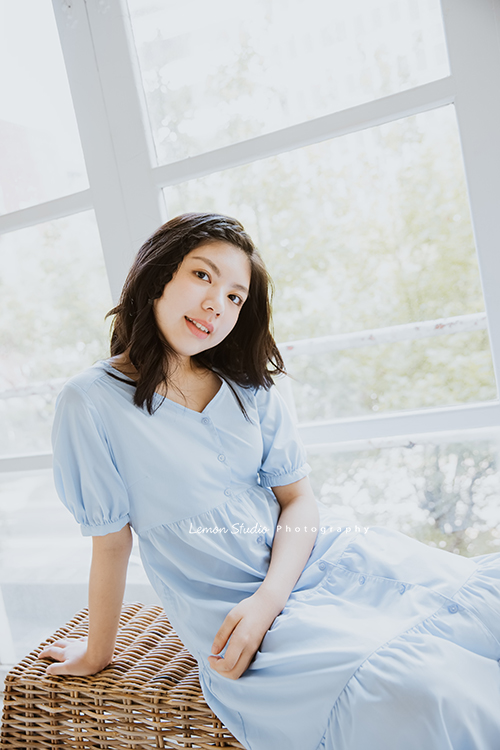 Coni媽麻一家睽違 13年來拍照，這張是妹妹在窗邊的獨照！