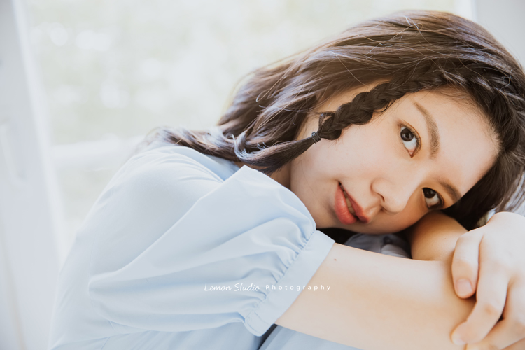 Coni媽麻一家睽違 13年來拍照，這張是妹妹的獨照，妹妹趴在手上側臉看鏡頭好美！