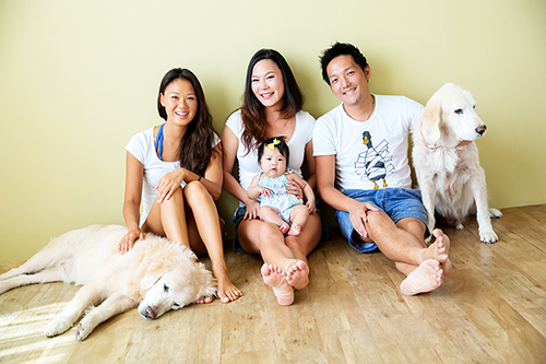 檸檬巷館LemonStudio關於攝影的一些想法,這張是一對年輕的爸拔媽麻和它們的寶寶、寵物狗、及好朋友的合照!