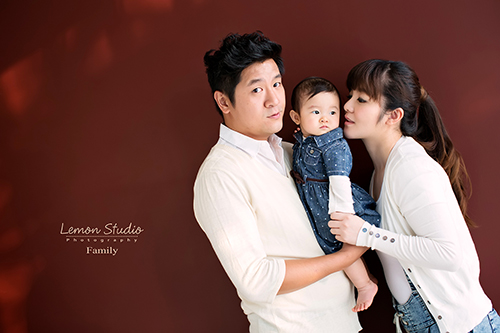 檸檬巷館LemonStudio關於攝影的一些想法,這張是一個小家庭的全家福,爸拔看著鏡頭的樣子很有趣!
