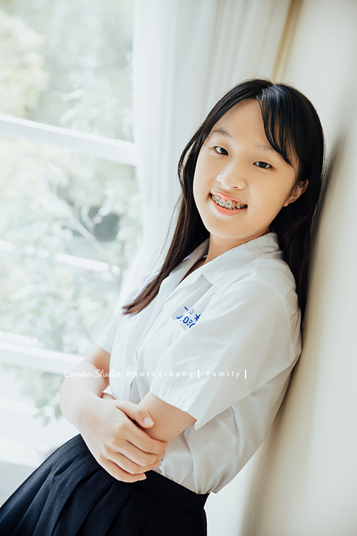 Coco媽麻一家來拍照，這張穿高中制服的Amber自然且有自信地看著鏡頭！