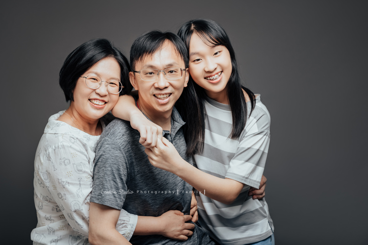 Coco媽麻一家來拍週年紀念照，這張是一家三口的全家福！
