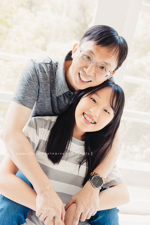 Coco媽麻一家來拍週年紀念照，這張是爸拔與女兒！