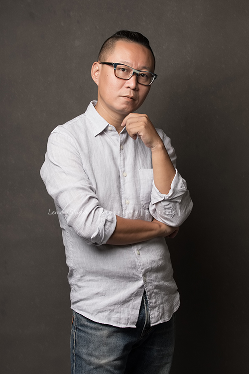 兄弟檔設計師阿育＆阿信一起來拍室內設計師的形象照，這張是阿信帶著內斂氣質的形象照！