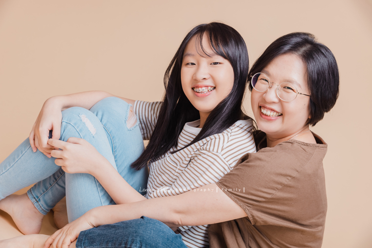Coco媽麻一家來拍週年紀念照，這張是媽麻與Amber!